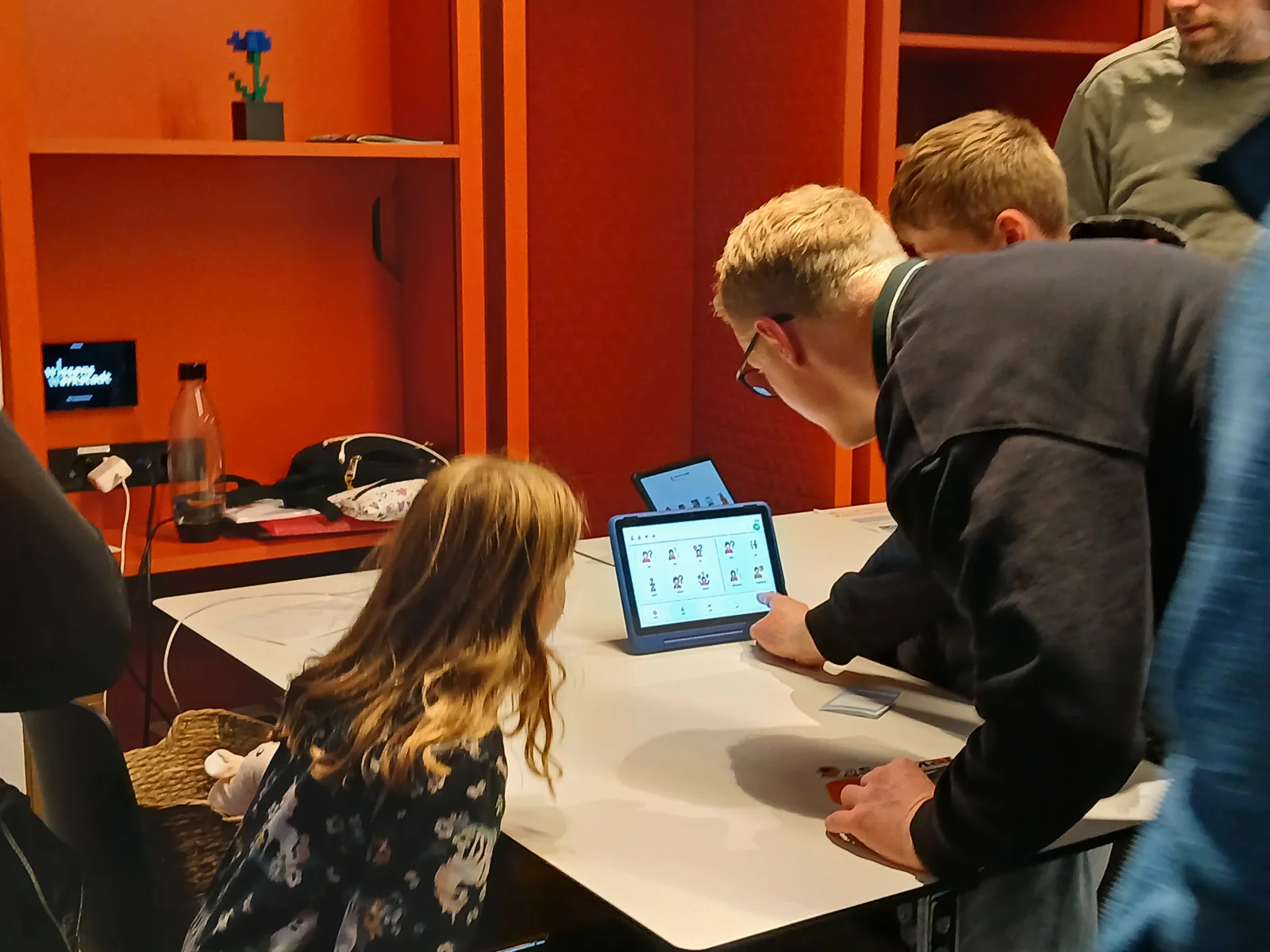 Edmont Jüttemeier erklärt Kindern SagMal auf einem Tablet bei der GENIALE 2026.